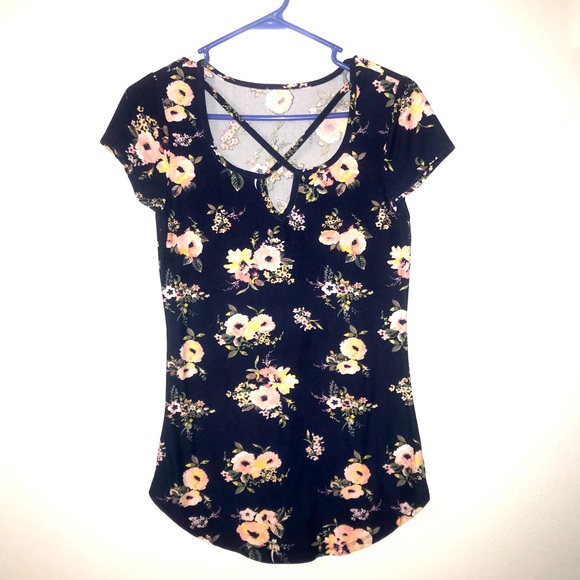 Forever 21 Tops - 3/$15 Floral Stylish Shirt💜💜